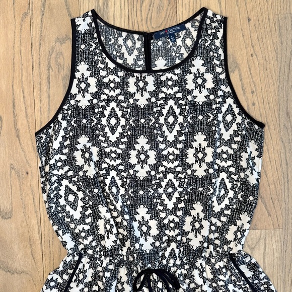 One Heart Clothing Los Angeles Women’s Geometric Design Short Romper Size Large - Picture 2 of 9